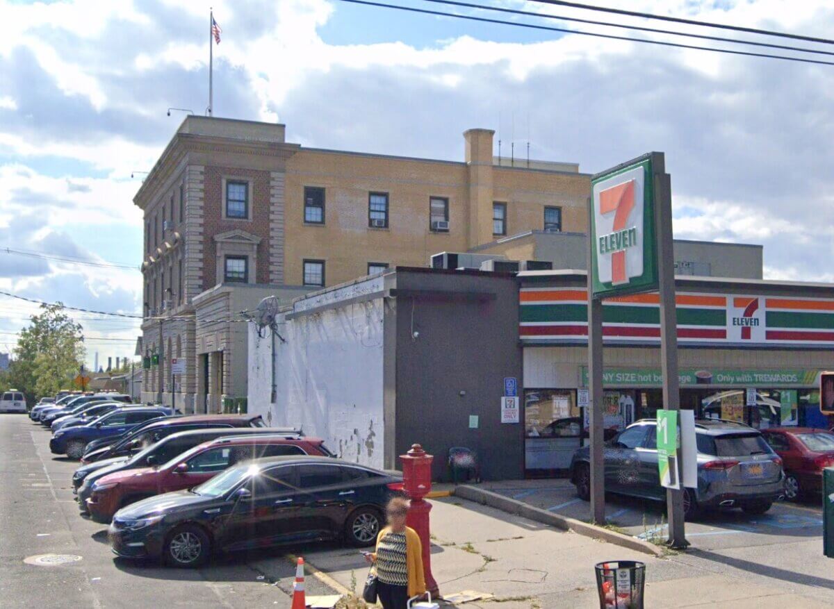 Bronx cop shoots knife-wielding man dead in confrontation at 7-Eleven store: NYPD 4 7-Eleven store that was site of Bronx police shooting
