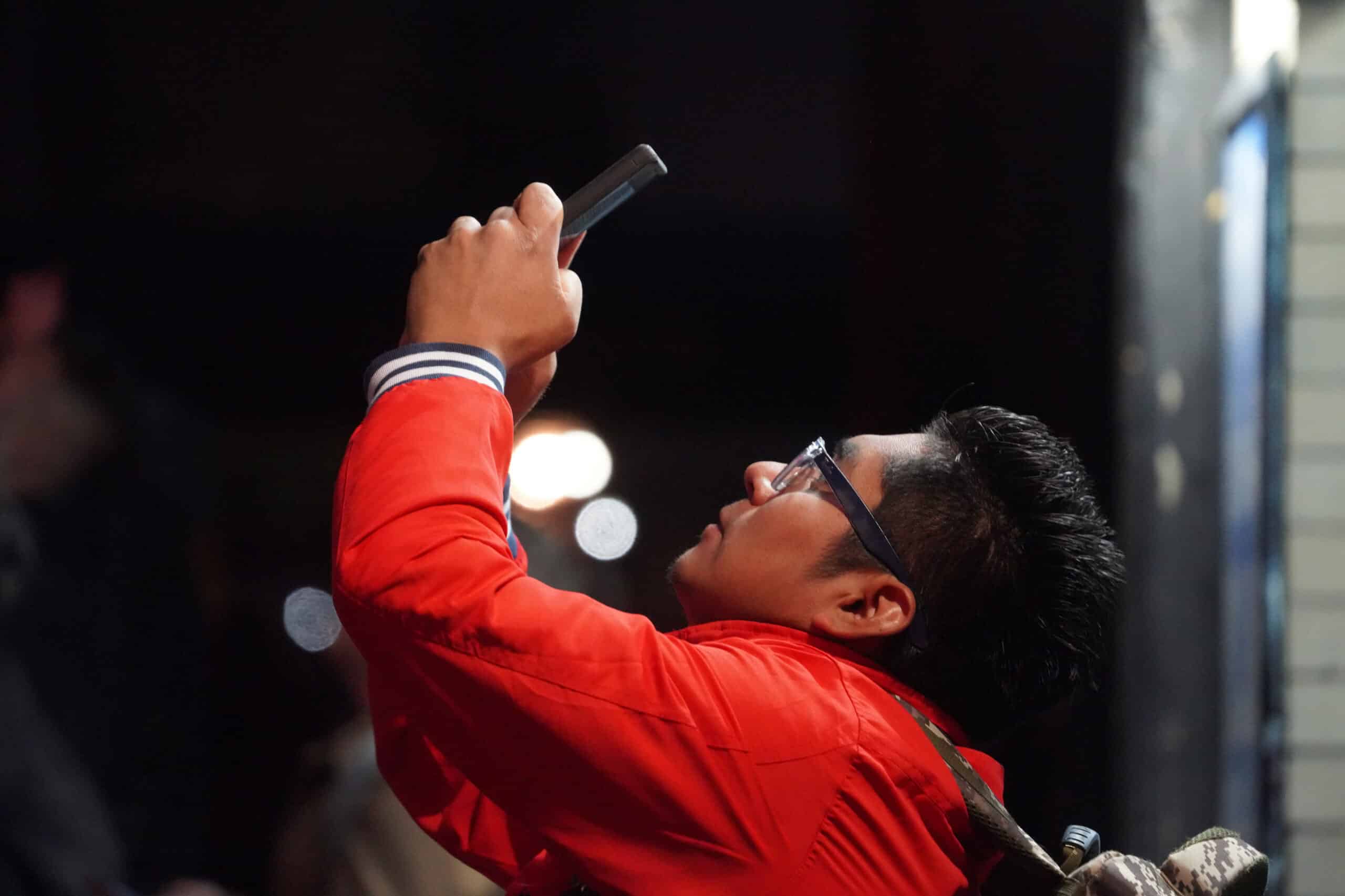 Two workers rescued on Upper East Side after scaffolding partly collapses 23 floors above ground 3 Pedestrians on the Upper East Side were left looking to the sky on Monday afternoon when a motor powering the scaffolding ceased to function correctly.