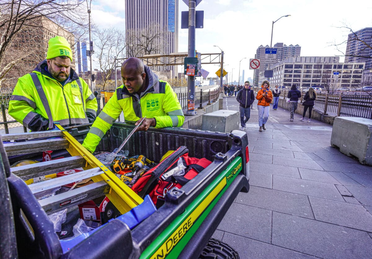 Brooklyn Bridge vendors gone, but the anger and foot traffic congestion remains 3 DOT workers on Brooklyn Bridge walkway after vendors banned