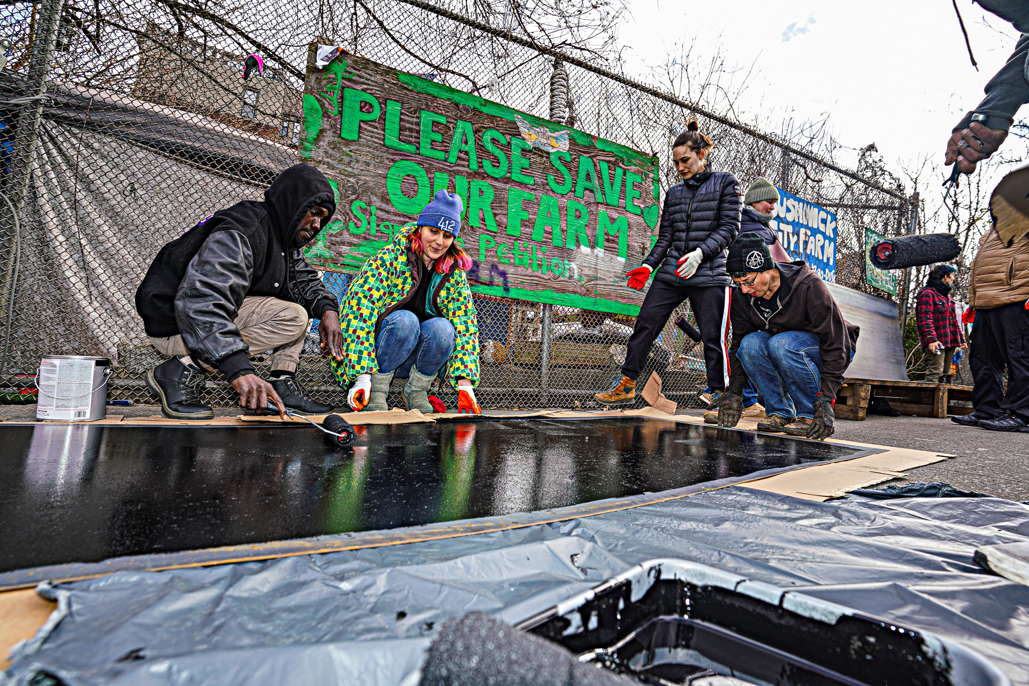 Good works for MLK Day Weekend: Brooklyn migrants, volunteers give back at greenspace 14 Rolling up sleeves and painting