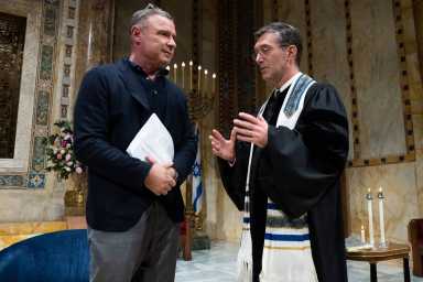Actor Liev Schreiber speaks at Upper East Side temple in effort to bolster Ukraine humanitarian aid 3 Liev Schreiber with Temple Emanu-El Rabbi Joshua Davidson