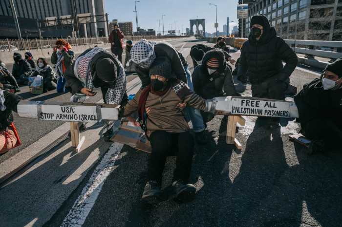 Over 300 arrested as protesters blocked bridges and tunnels into Manhattan 5 Pro-Palestine protesters block Brooklyn Bridge