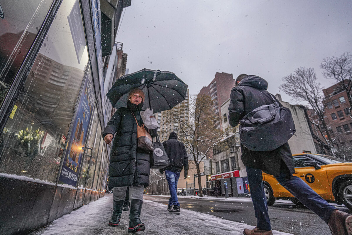 SNOWLESS STREAK OVER! NYC finally sees a legitimate snowfall after 701 days 13 New Yorkers walk on snowy sidewalks