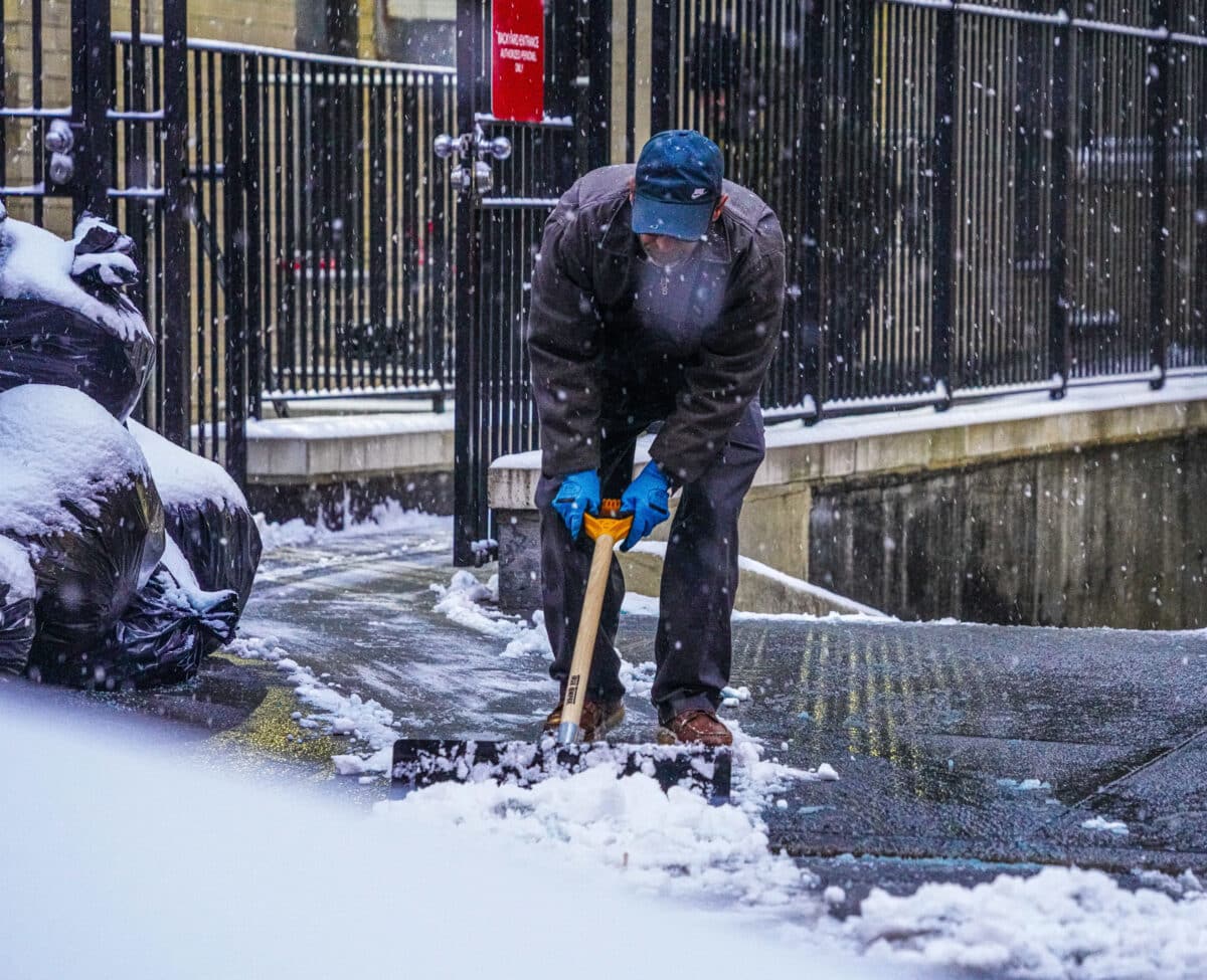 SNOWLESS STREAK OVER! NYC finally sees a legitimate snowfall after 701 days 17 New Yorker shovels snow during storm that broke snowless streak