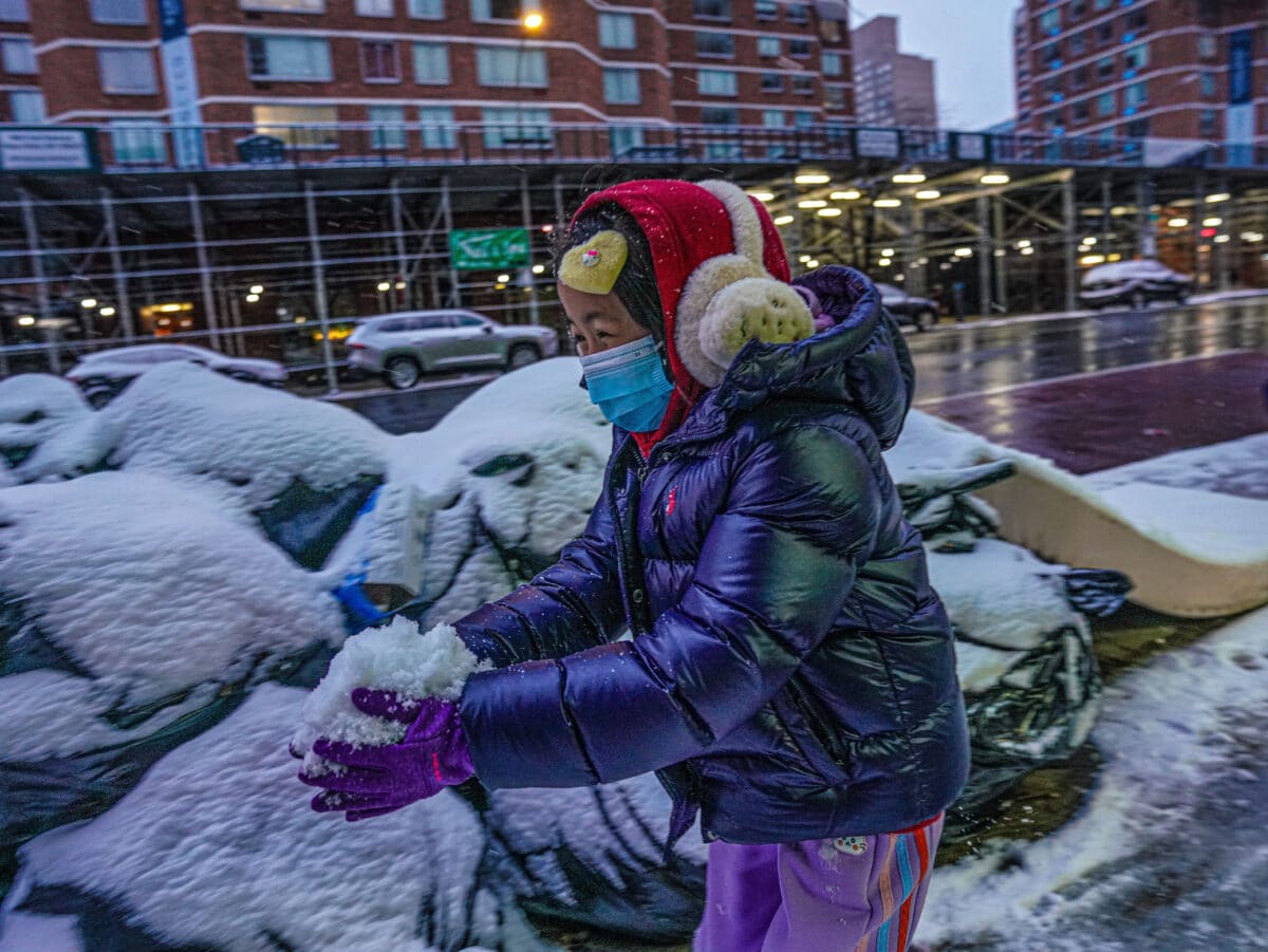 SNOWLESS STREAK OVER! NYC finally sees a legitimate snowfall after 701 days 10 New York City child creates snowball