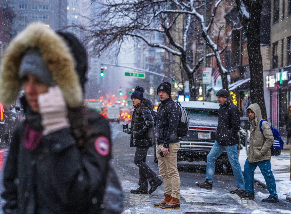 SNOWLESS STREAK OVER! NYC finally sees a legitimate snowfall after 701 days 11 Commuters wait on snowy street