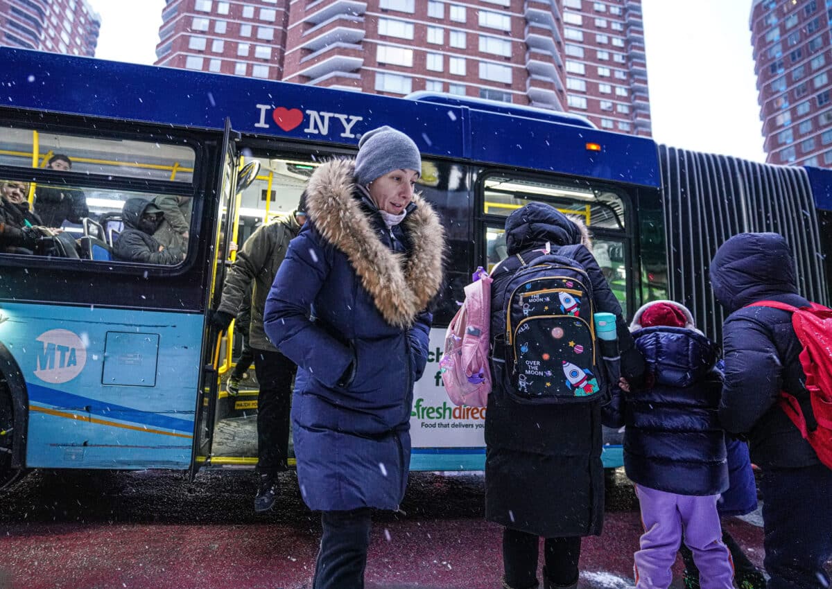 SNOWLESS STREAK OVER! NYC finally sees a legitimate snowfall after 701 days 12 People file on bus as snowless streak ends