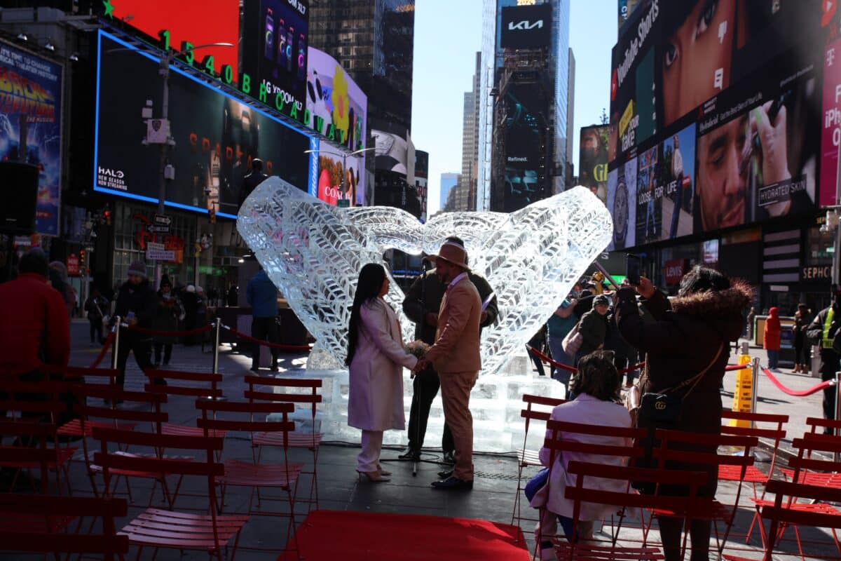 Loves in Times Square sparks new flames amidst chilling temperature 19