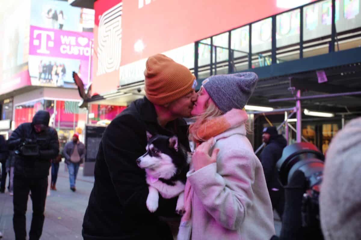Loves in Times Square sparks new flames amidst chilling temperature 15