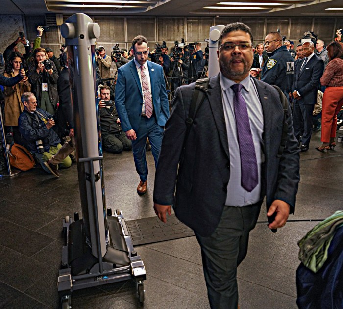 AI-powered metal detectors coming to NYC subway system in pilot crime-fighting program 7 Police officials walk through the Evolv sensor