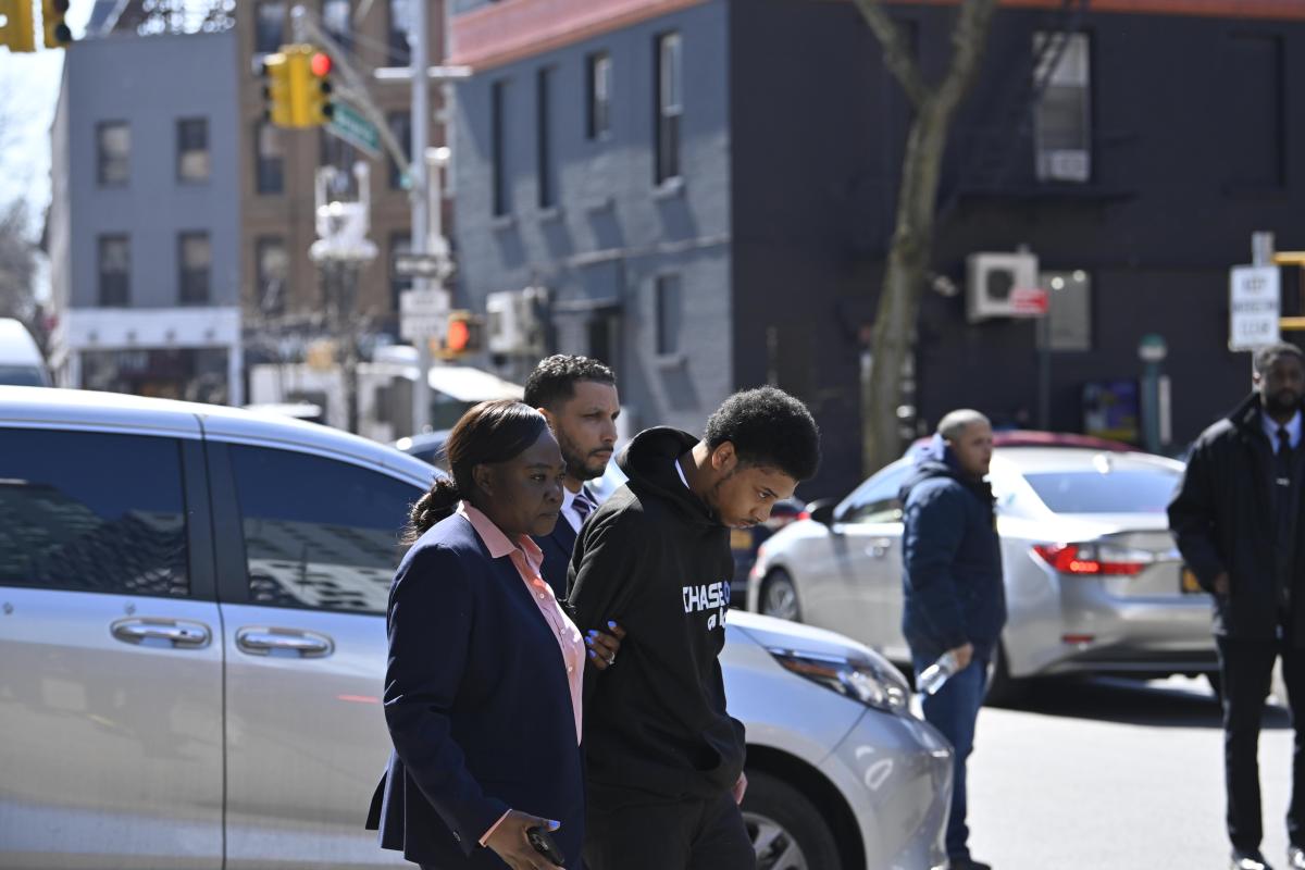 Man behind brutal Brooklyn stabbing of twin turns himself in to police 5 Man behind brutal Brooklyn stabbing