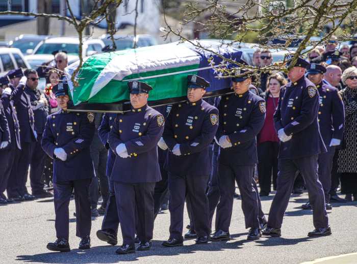 'We remember his bravery': Fallen Queens Police Officer Jonathan Diller mourned at funeral before thousands of attendees in Massapequa 11 NYPD officers carry the flag draped casket of slain Police Officer Jonathan Diller