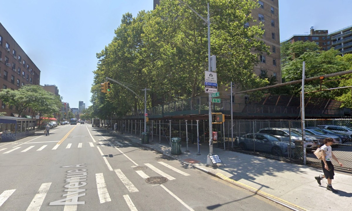 Manhattan stabbing suspect still at large for attacking man on street 3 Manhattan stabbing scene