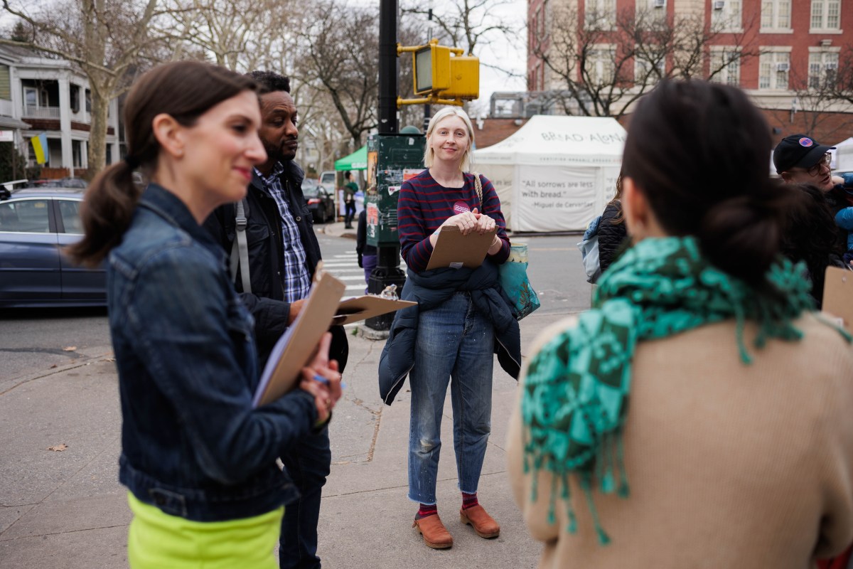 Fighting child care cuts, NYC parents organize petition to mayor at local playgrounds 6 Volunteers gather to petition against Mayor