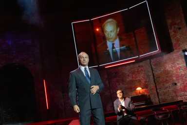 Will Keen as Vladimir Putin, Michael Stuhlbarg as Boris Berezovsky in "Patriots"