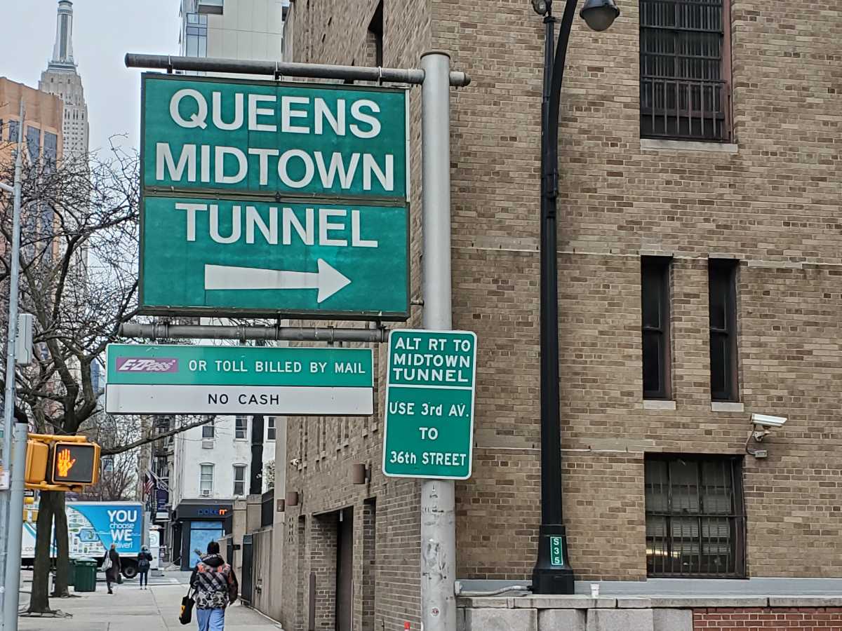 A sign noting the entrance to the Queens-Midtown Tunnel.