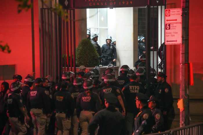 NYPD breaks up Columbia University's two-week protest, more than 200 arrested 13 NYPD officers in riot gear enter Columbia University.