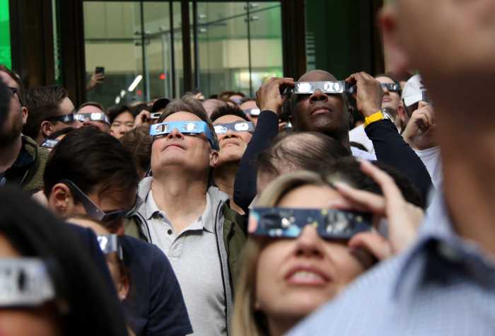 Seeing clearly: NYC hospitals report no increase in eye problems related to eclipse 1 People gather in Roberto Clemente State Park