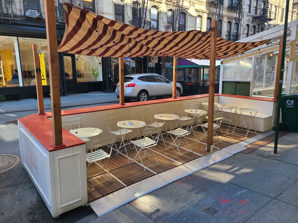 Outdoor dining in NYC setup