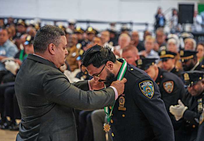 NYPD officer who shot Harlem cop killer receives Medal of Honor 4 NYPD commissioner places medal of honor around officer's neck before applauding crowd