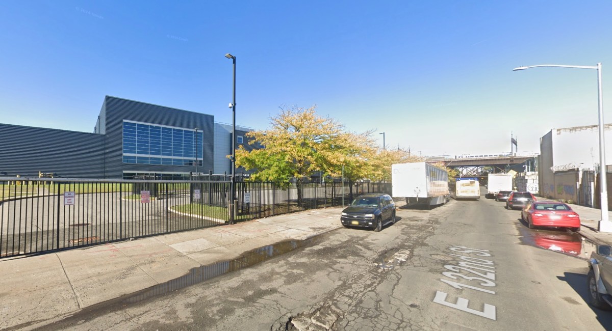 Bronx double shooting leaves two men wounded, suspect at large: cops 3