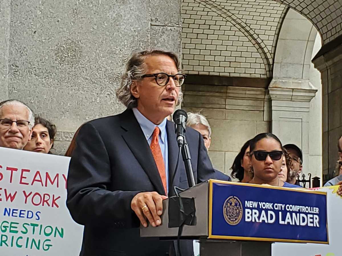 Congestion Pricing: Environmental and civic groups sue Hochul to force start of Manhattan toll program 4 Attorney in congestion pricing lawsuit speaks at microphone
