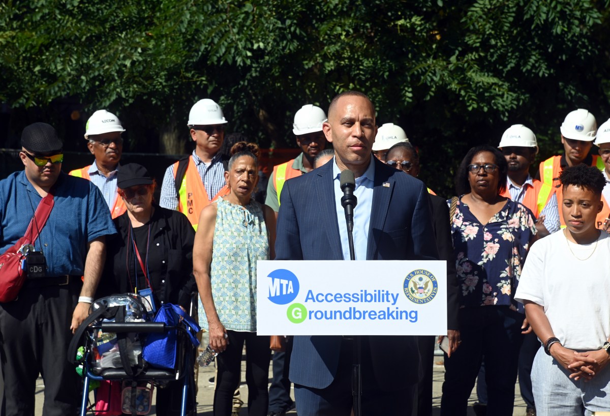 Hakeem Jeffries joins MTA in breaking ground on Brooklyn subway station accessibility upgrades 2
