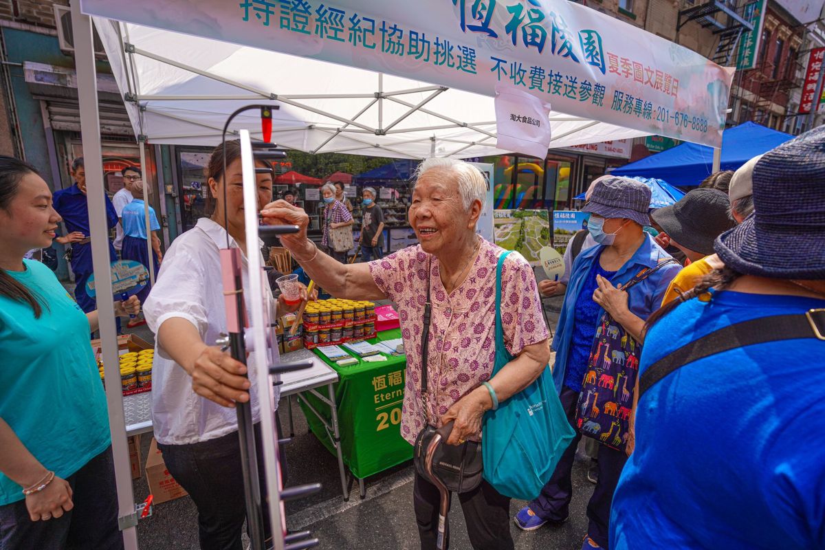 Cops bond with Chinatown residents at National Night Out Against Crime 3