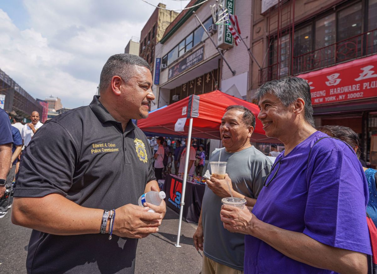 Cops bond with Chinatown residents at National Night Out Against Crime 4
