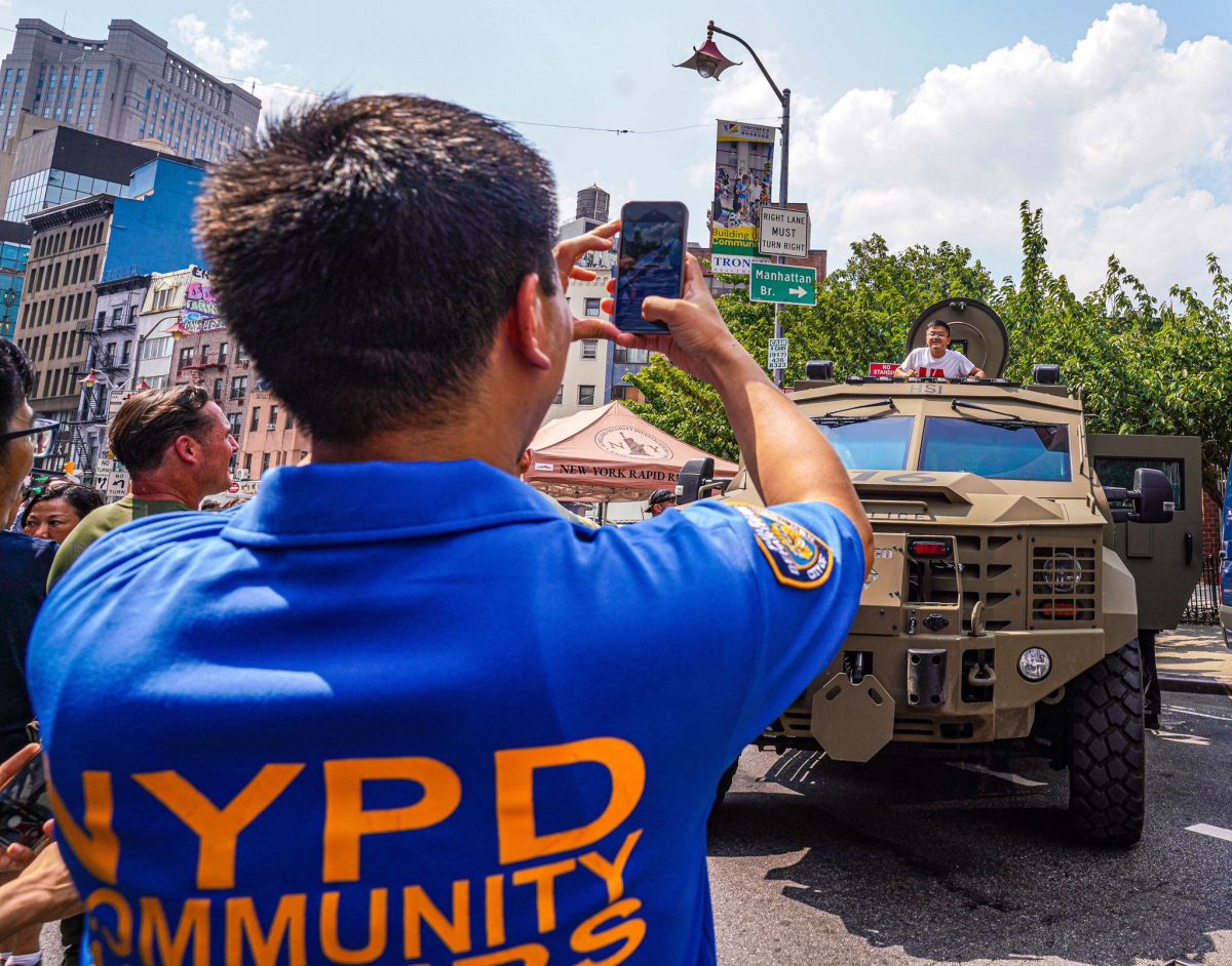 Cops bond with Chinatown residents at National Night Out Against Crime 5
