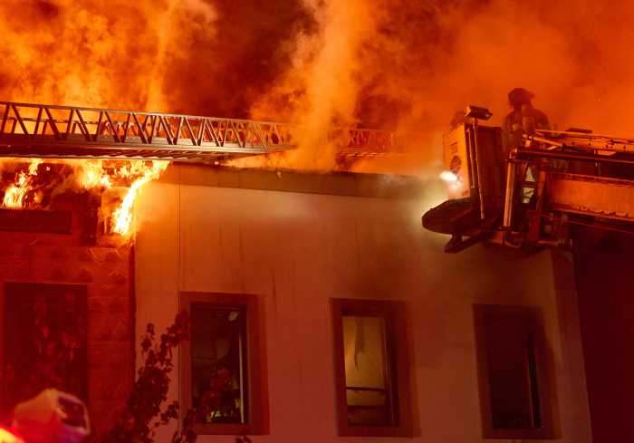 FDNY keeps heat on lithium-ion battery safety after massive four-alarm fire in Brooklyn 4 Flames shoot out of Brooklyn fire started by lithium-ion battery