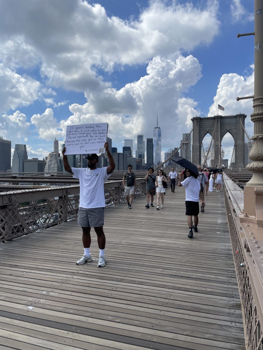 Meet a New Yorker spreading positivity on the Brooklyn Bridge 4 Jose Cruz spreads messages of positivity on the Brooklyn Bridge.