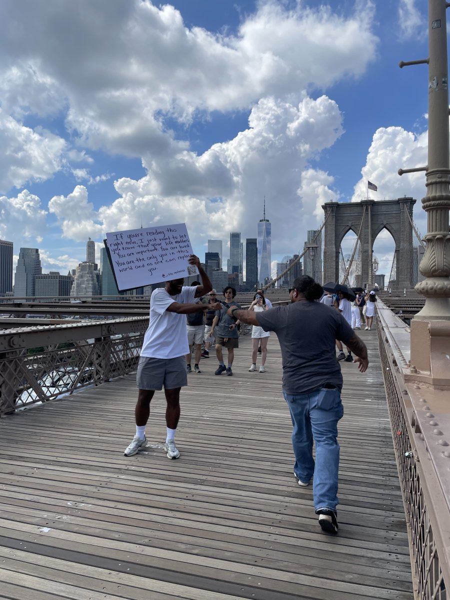 Meet a New Yorker spreading positivity on the Brooklyn Bridge 3 Jose Cruz spreads messages of positivity on the Brooklyn Bridge.