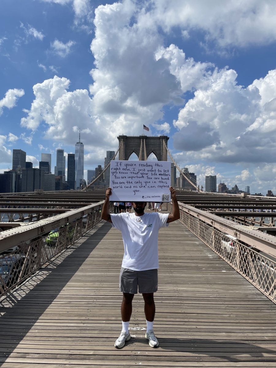 Meet a New Yorker spreading positivity on the Brooklyn Bridge 2 Jose Cruz spreads messages of positivity on the Brooklyn Bridge.