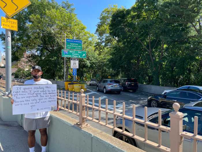 Meet a New Yorker spreading positivity on the Brooklyn Bridge 10 Jose Cruz spreads messages of positivity on the Brooklyn Bridge.