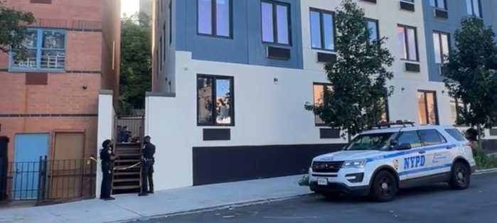 Hammer wielding suspect brutally attacks man in the Bronx: cops 7 A Car