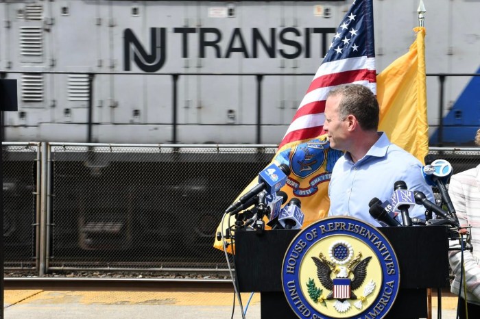 Amtrak, NJ Transit customers should get refunds for late trains, says Congressman 2
