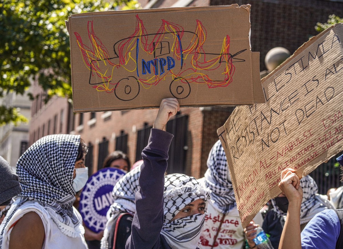 Reading, writing and rage: Columbia University and Barnard College see pro-Palestine protests on first day of fall classes 4 A slew of Palestine protesters marched back and forth outside of Barnard College on 3009 Broadway