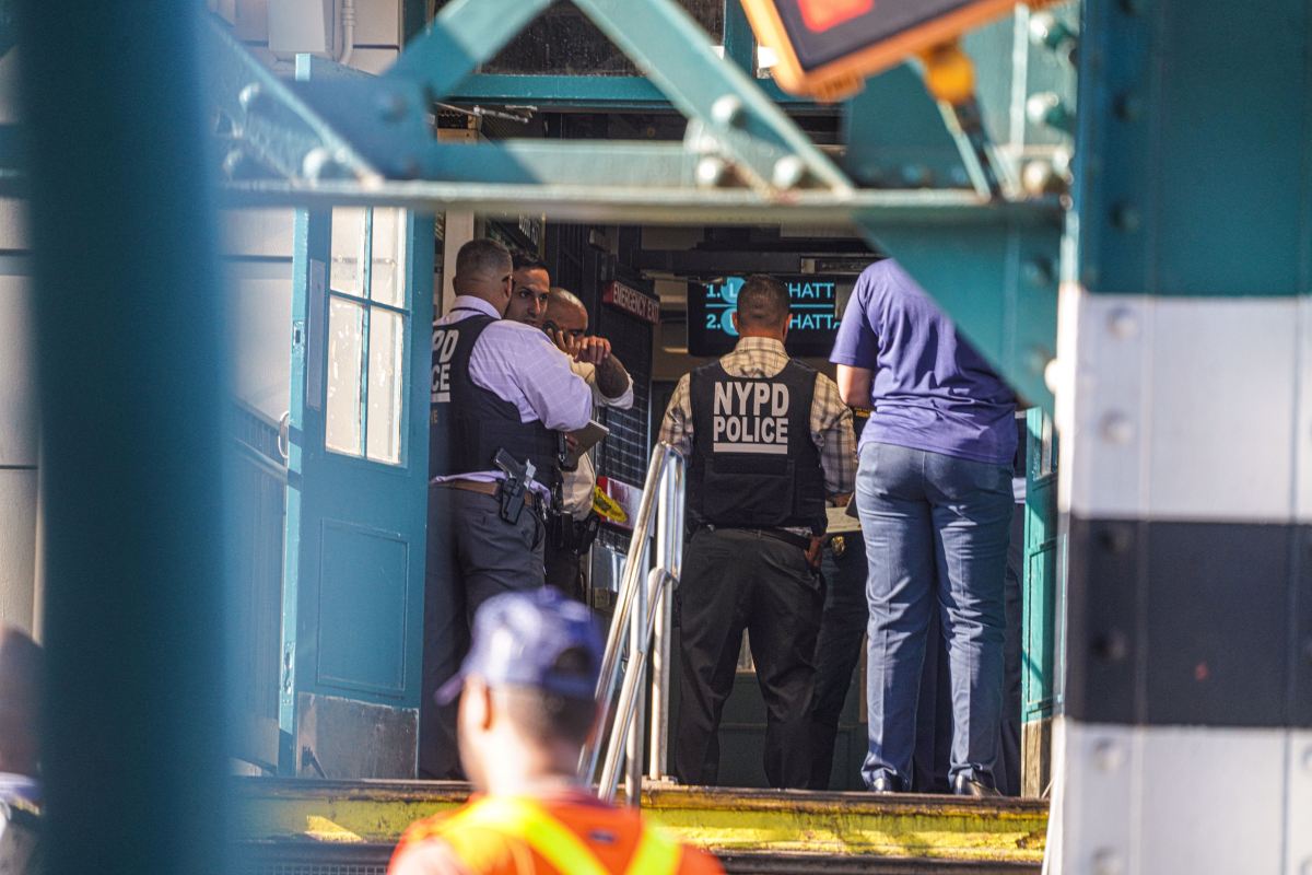 Brooklyn subway shooting leaves one cop wounded, three people injured in apparent case of friendly fire 3 Police investigate a shooting at the Sutter Avenue station on the L line in Brooklyn on Sept. 15, 2024, that left four people, including a police officer, wounded.