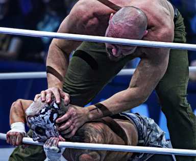 Jon Moxly fights Darby Allin in a brutal AEW match.