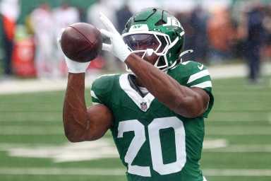 Jets' Aaron Glenn shoots down Breece Hall trade rumors 38 Breece Hall Jets