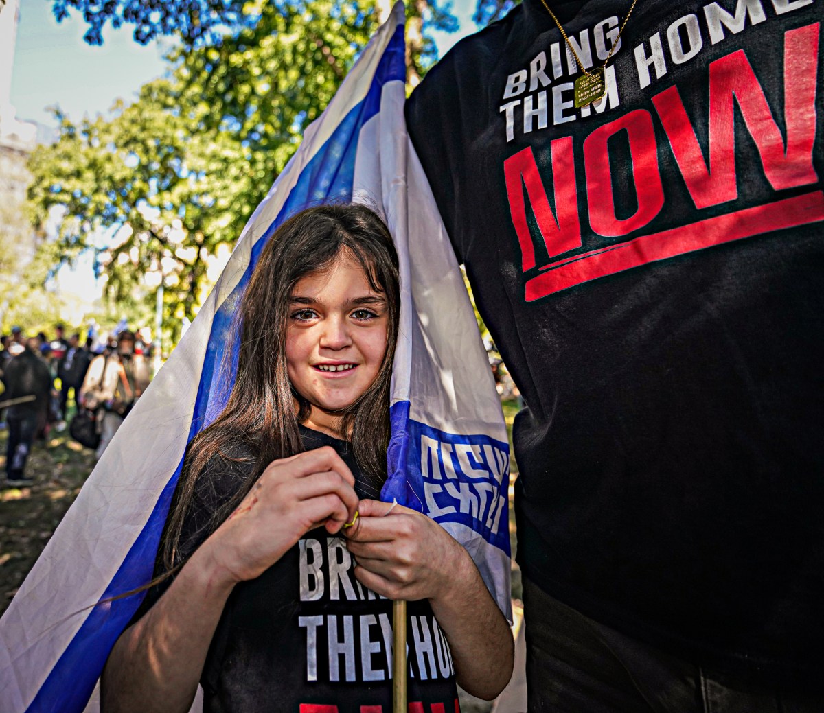 'We want this war to end,' Hundreds gather in Central Park to mark somber anniversary of Oct. 7 terror attack on Israel 3 Hundreds upon hundreds of men, women, and children assembled on 90th Street and Central Park West.