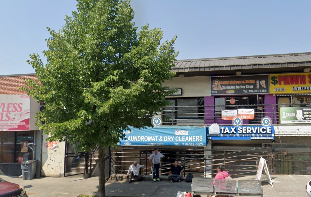 Bronx double stabbing near shopping plaza leaves two men dead: NYPD 2 Site of deadly Bronx double stabbing