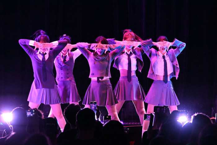 ‘They are like magic’: K-Pop girl group EVERGLOW lights up world tour for fans across the US and Latin America 7 Girls performing at stage