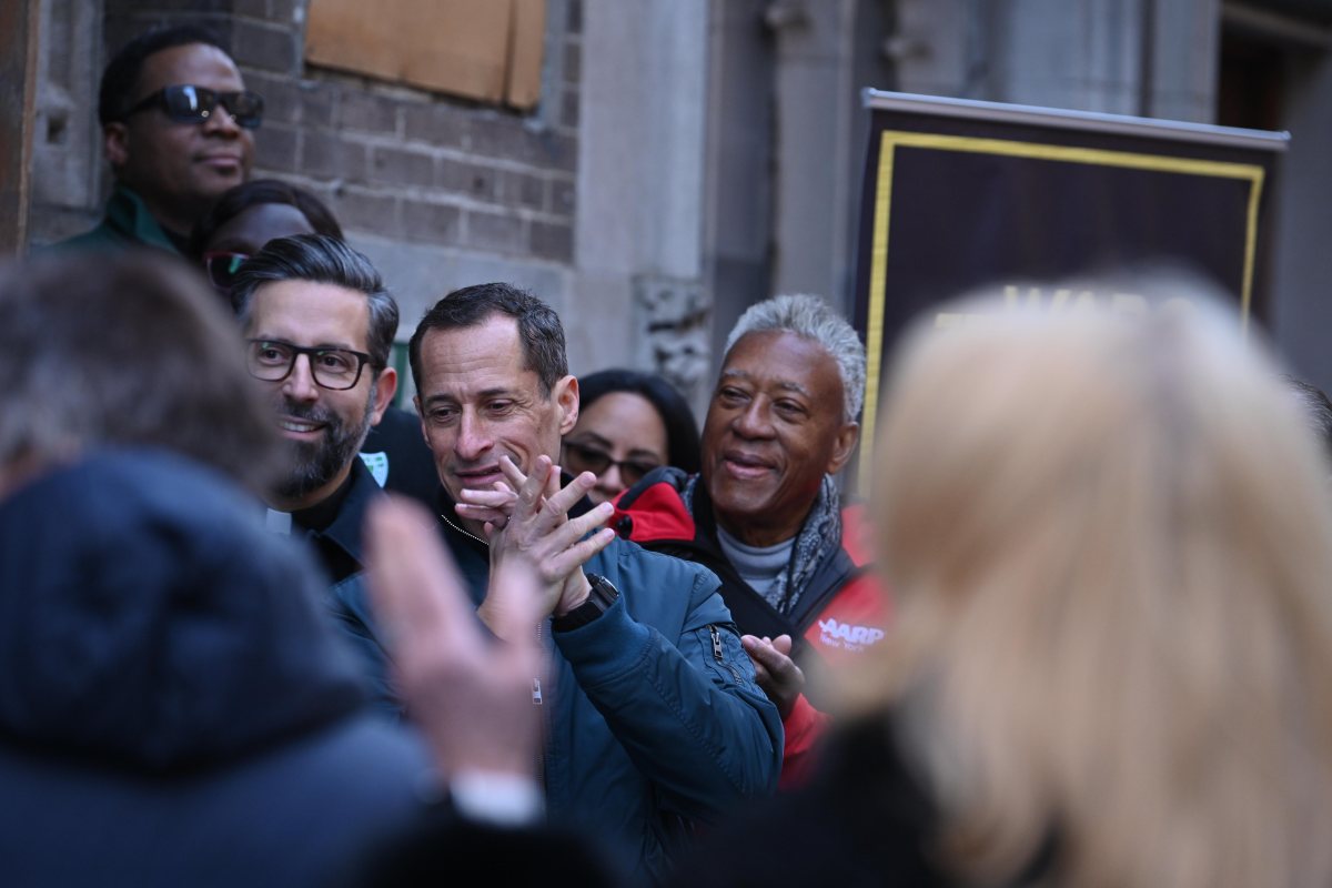 NYPD, FDNY assists 77WABC Radio in handing out 10,000 turkeys for those in need 7 Anthony Weiner.