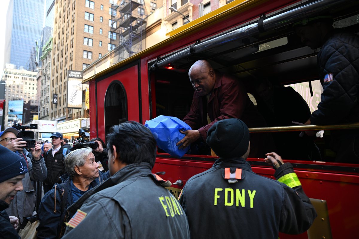 NYPD, FDNY assists 77WABC Radio in handing out 10,000 turkeys for those in need 2