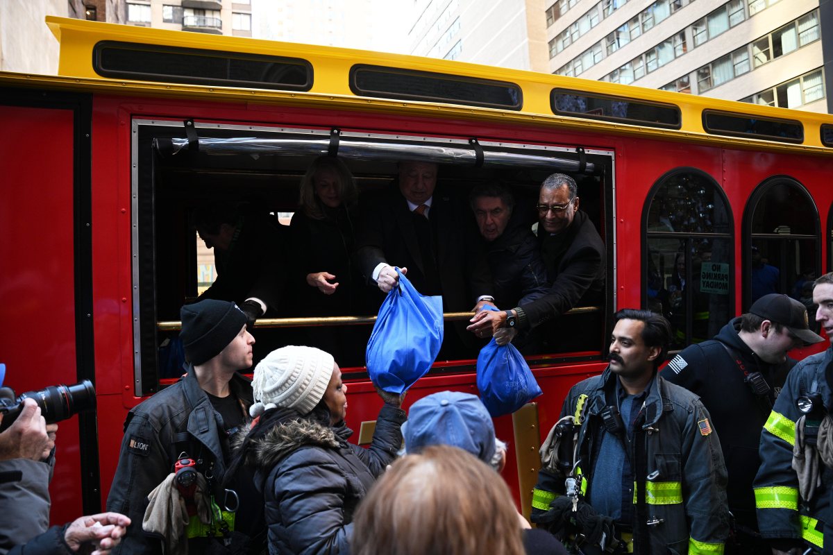 NYPD, FDNY assists 77WABC Radio in handing out 10,000 turkeys for those in need 3