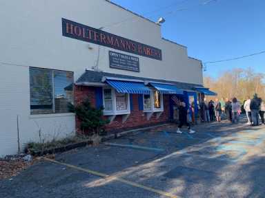Staten Islanders line up in droves to support NYC bakery criticized by Whoopi Goldberg 25 NYC bakery exterior that was criticized by Whoopi Goldberg