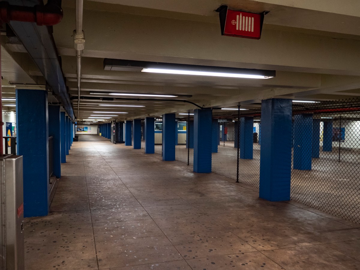 Queens crooks choke and rob man at subway station: cops 2 Scene where Queens crooks choked and robbed man