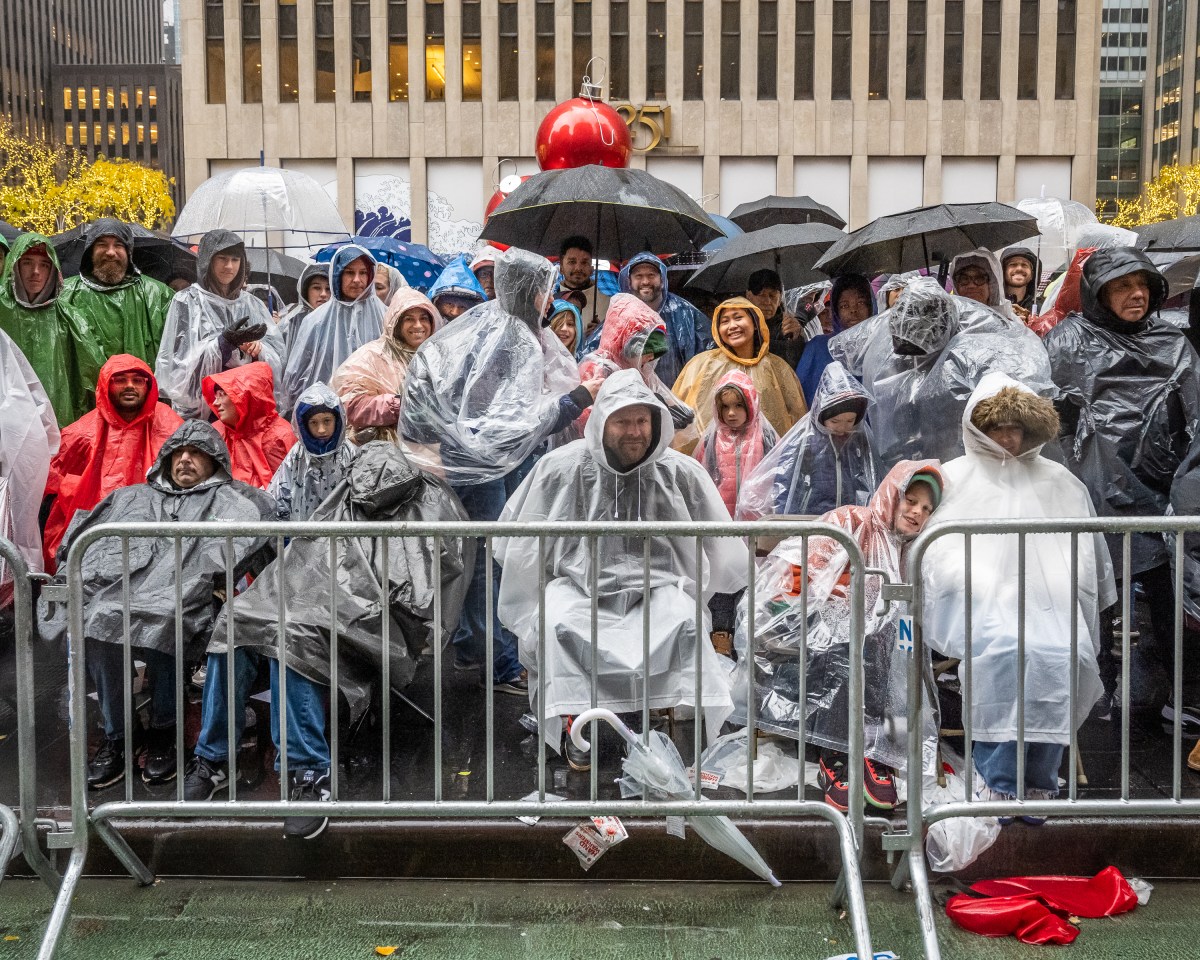 SEE IT: Spectators brave the rain to watch 98th annual Macy's Thanksgiving Day Parade 3
